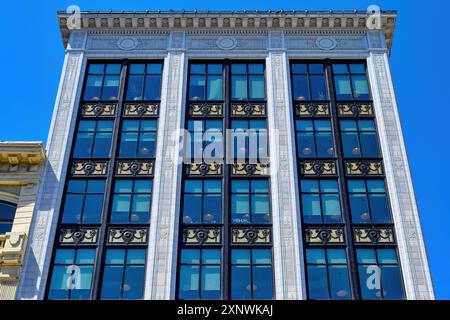 Detroit, États-Unis - 25 juillet 2024 : caractéristiques architecturales de la façade du Merchant's Building. Banque D'Images