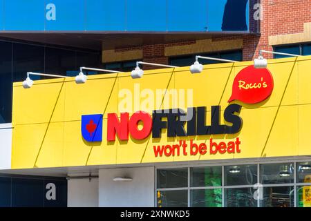 Toronto, Canada - 29 juillet 2024 : logo ou enseigne de l'épicerie Nofrills dans le quartier du centre-ville Banque D'Images