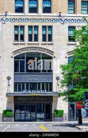 Detroit, États-Unis - 25 juillet 2024 : façade et entrée de l'hôtel Element par Westin Banque D'Images