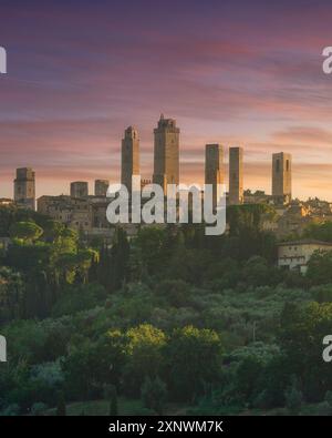 Les tours médiévales du village de San Gimignano au coucher du soleil. Province de Sienne, région de Toscane, Italie Banque D'Images