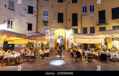 Cafés nocturnes à via dell'Anfiteatro Lucca Toscane Italie Banque D'Images