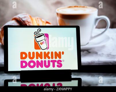 Allemagne - 2 août 2024 : dans cette illustration photo, le logo Dunkin Donuts (Dunkin Brands Inc) est affiché sur une tablette. Banque D'Images