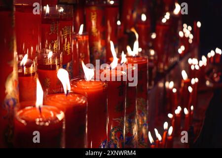 28 janvier 2017, Jakarta, Indonésie : bougies rouges au temple Cin de Yuan, Chinatown, Jakarta, Indonésie. Banque D'Images