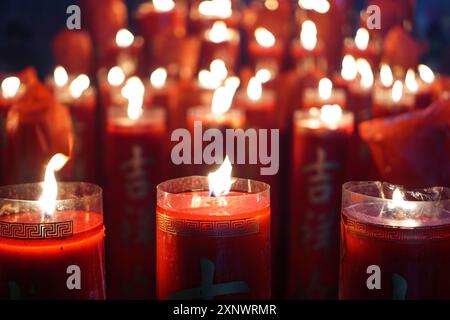 28 janvier 2017, Jakarta, Indonésie : bougies rouges au temple Cin de Yuan, Chinatown, Jakarta, Indonésie. Banque D'Images