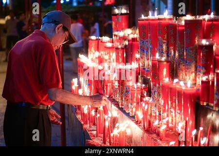 28 janvier 2017, Jakarta, Indonésie : allumer des bougies au temple Cin de Yuan, Chinatown, Jakarta, Indonésie. Banque D'Images