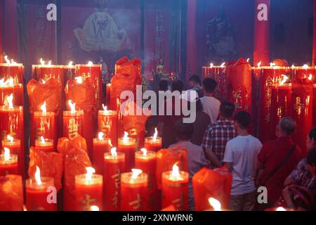 28 janvier 2017, Jakarta, Indonésie : People queue at Cin de Yuan Temple, Chinatown, Jakarta, Indonésie. Banque D'Images