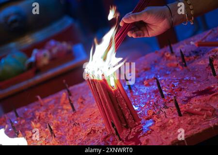 28 janvier 2017, Jakarta, Indonésie : allumer des bougies au temple Cin de Yuan, Chinatown, Jakarta, Indonésie. Banque D'Images