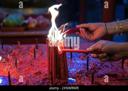 28 janvier 2017, Jakarta, Indonésie : allumer des bougies au temple Cin de Yuan, Chinatown, Jakarta, Indonésie. Banque D'Images