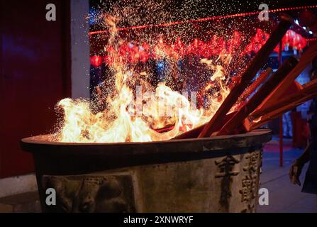 28 janvier 2017, Jakarta, Indonésie : encens brûlés au temple Cin de Yuan, Chinatown, Jakarta, Indonésie. Banque D'Images