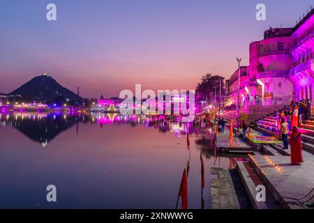 Lac de Pushkar au crépuscule, Pushkar, Rajasthan, Inde, Asie du Sud, Asie Copyright : NeilxFarrin 1126-2252 Banque D'Images