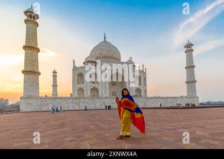 Jeune femme indienne devant le Taj Mahal, site du patrimoine mondial de l'UNESCO, Agra, Uttar Pradesh, Inde, Asie du Sud, Asie Copyright : NeilxFarrin 1126-227 Banque D'Images