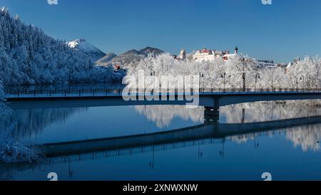 Vue sur la rivière Lech avec monastère Mang et Haut Château, Fussen, Souabe, Alpes bavaroises, Bavière, Allemagne, Europe Copyright : MarkusxLange 1160-539 Banque D'Images