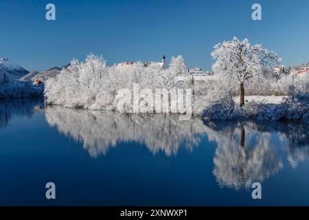 Vue sur la rivière Lech avec monastère Mang et Haut Château, Fussen, Souabe, Alpes bavaroises, Bavière, Allemagne, Europe Copyright : MarkusxLange 1160-539 Banque D'Images