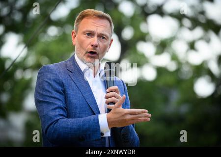 Potsdam, Allemagne. 02 août 2024. Christian Lindner, président fédéral du FDP, prend la parole lors du lancement de la campagne électorale du FDP pour les élections d'État dans le Brandebourg à la porte de Brandebourg à Potsdam. Les élections pour le 8ème parlement de Brandebourg auront lieu le 22.09.2024. Crédit : Bernd von Jutrczenka/dpa/Alamy Live News Banque D'Images