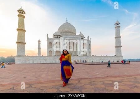 Jeune femme indienne devant le Taj Mahal, site du patrimoine mondial de l'UNESCO, Agra, Uttar Pradesh, Inde, Asie du Sud, Asie Banque D'Images