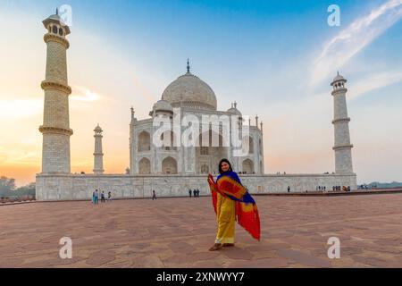 Jeune femme indienne devant le Taj Mahal, site du patrimoine mondial de l'UNESCO, Agra, Uttar Pradesh, Inde, Asie du Sud, Asie Banque D'Images