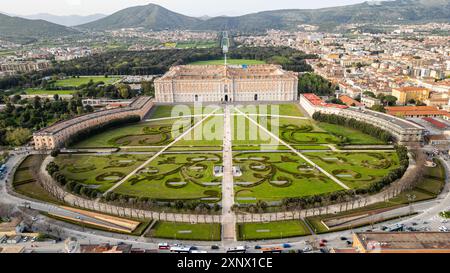 Aérien de la Reggia di Caserta (Palais Royal de Caserte), site du patrimoine mondial de l'UNESCO, Campanie, Italie, Europe Banque D'Images