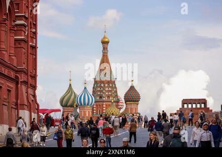 Les gens marchant sur la place Rouge sur fond de la tour du Kremlin en été Banque D'Images
