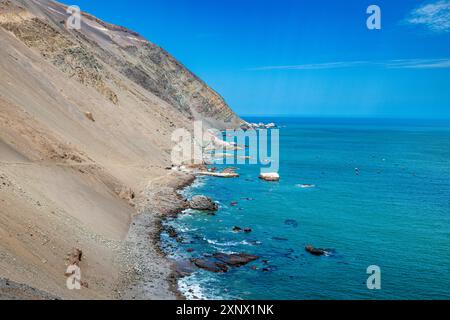 Littoral et lieu de récupération des momies Chinchorro, site du patrimoine mondial de l'UNESCO, vallée de Camarones, désert nord d'Atacama, Chili, Amérique du Sud Banque D'Images