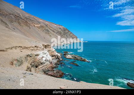 Littoral et lieu de récupération des momies Chinchorro, site du patrimoine mondial de l'UNESCO, vallée de Camarones, désert nord d'Atacama, Chili, Amérique du Sud Banque D'Images