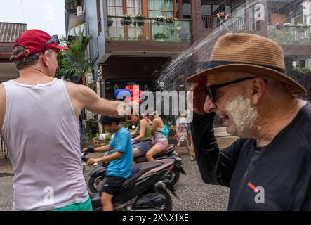 Défilé du nouvel an bouddhiste thaïlandais de Songkram, célébrations de bénédictions et batailles d'eau à Chiang mai, Thaïlande, Asie du Sud-est, Asie Banque D'Images