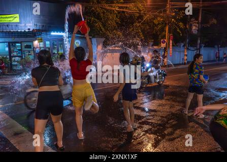 Défilé du nouvel an bouddhiste thaïlandais de Songkram, célébrations de bénédictions et batailles d'eau à Chiang mai, Thaïlande, Asie du Sud-est, Asie Banque D'Images