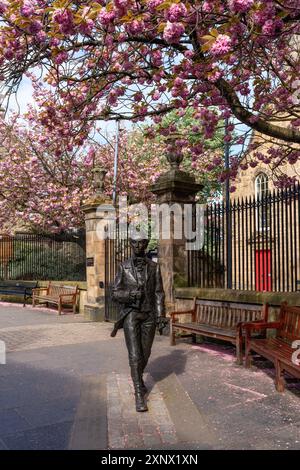 Statue du poète Robert Fergusson par David Annand devant Canongate Kirk, Cherry Blossom Season, Édimbourg, Écosse, Royaume-Uni, Europe Banque D'Images