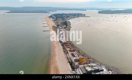 Vue aérienne de Sandbanks, une étroite flèche de terre qui s'étend dans le port de Poole, avec Studland et Brownsea Island au-delà, Dorset, Angleterre Banque D'Images