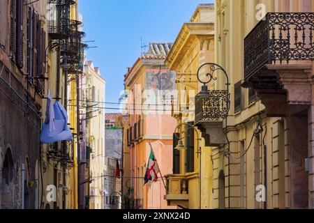 Centre historique bâtiments colorés avec volets en bois et balcons en fer sous ciel bleu clair, Cagliari, Sardaigne, Italie, Méditerranée Banque D'Images