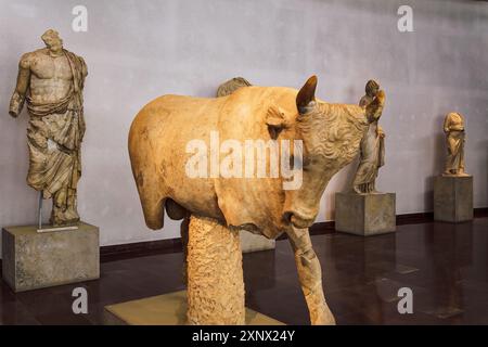 Expositions exposées à l'intérieur du Musée archéologique d'Olympie, Péloponnèse, Grèce, Europe Banque D'Images