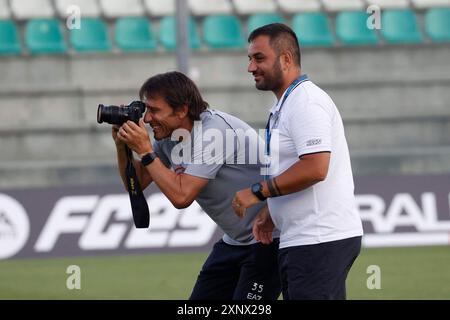 Castel Di Sangro, Abbruzzes, Italie. 2 août 2024. Antonio Conte entraîneur de Napoli prend des photos pendant le jour 9 du camp d'entraînement de pré-saison de la SSC Napoli au Stadio Patini à Castel di Sangro, Italie le 2 août 2024 (crédit image : © Ciro de Luca/ZUMA Press Wire) USAGE ÉDITORIAL SEULEMENT! Non destiné à UN USAGE commercial ! Banque D'Images