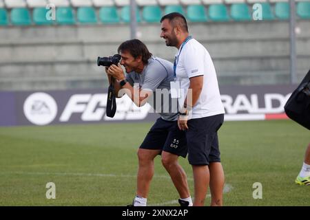 Castel Di Sangro, Abbruzzes, Italie. 2 août 2024. Antonio Conte entraîneur de Napoli prend des photos pendant le jour 9 du camp d'entraînement de pré-saison de la SSC Napoli au Stadio Patini à Castel di Sangro, Italie le 2 août 2024 (crédit image : © Ciro de Luca/ZUMA Press Wire) USAGE ÉDITORIAL SEULEMENT! Non destiné à UN USAGE commercial ! Banque D'Images