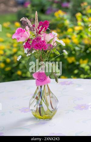 Un bouquet de roses roses et d'autres fleurs dans un vase clair, Rhénanie du Nord-Westphalie, Allemagne Banque D'Images