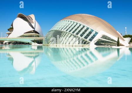 Réflexions de Palau de les Arts Reina Sofia et Museu de les ciencies principe Felipe de Ciudad de las Artes y las Ciencias, Valence, Espagne Banque D'Images