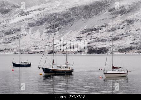 Plaisance Yachts ancrés sur Loch Broom en hiver, Ullapool, Ross et Cromarty, Highlands écossais, Écosse, Royaume-Uni, Europe Banque D'Images