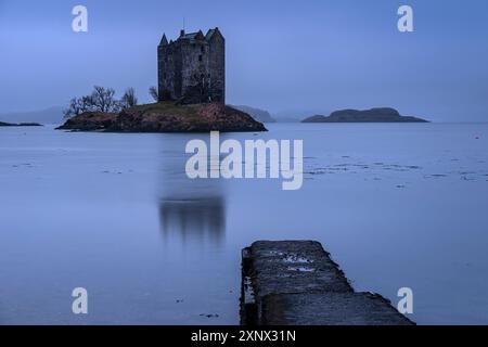 Castle Stalker and Loch Linnhe, near Appin, Argyll, Scottish Highlands, Scotland, Royaume-Uni, Europe Banque D'Images