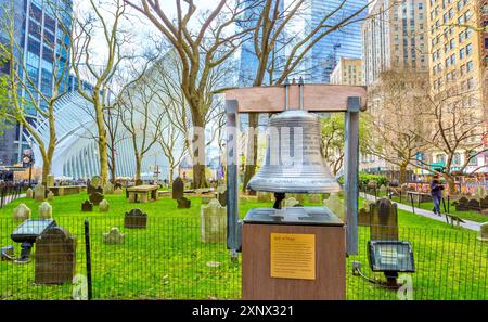 La cloche de l'espoir offerte en 2002 par une église de Londres à la mémoire des personnes tuées dans les attentats terroristes de 9/11, à l'extérieur de Paul's Chapel, le plus ancien bâtiment public survivant de la ville, New York Banque D'Images