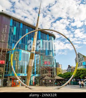 La sculpture Alliance à l'extérieur de la Bibliothèque de Cardiff, créée par Jean-Bernard Metais et installée en 2009, Cardiff, pays de Galles, Royaume-Uni, Europe Banque D'Images