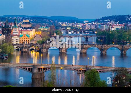 Ponts au-dessus de la rivière Vltava vus du parc Letna au crépuscule, Prague, République tchèque (Tchéquie), Eurpe Banque D'Images