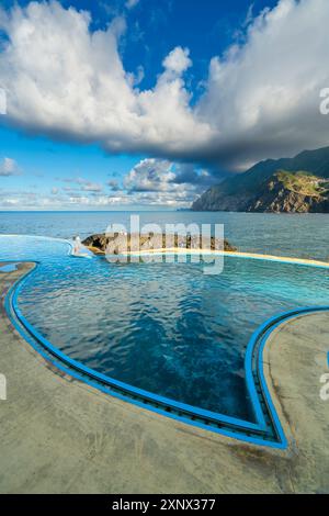 Piscines côtières près des montagnes à Porto da Cruz, Machico District, Madère, Portugal, Atlantique, Europe Banque D'Images