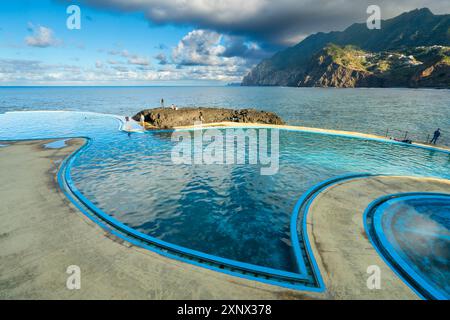 Piscines côtières près des montagnes à Porto da Cruz, Machico District, Madère, Portugal, Atlantique, Europe Banque D'Images