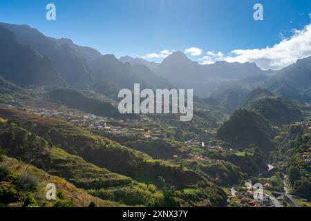 Maisons sur les pentes de montagne, Sao Vicente, Madère, Portugal, Atlantique, Europe Banque D'Images