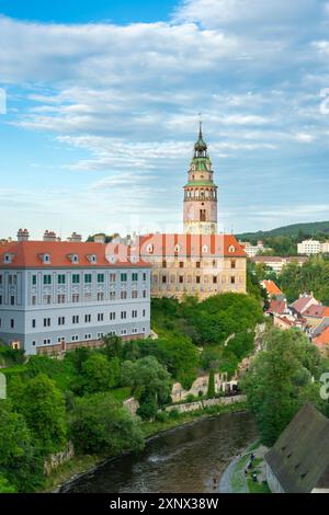 Rivière Vltava par le château d'État et le château Cesky Krumlov en ville, site classé au patrimoine mondial de l'UNESCO, Cesky Krumlov, région de Bohême du Sud Banque D'Images