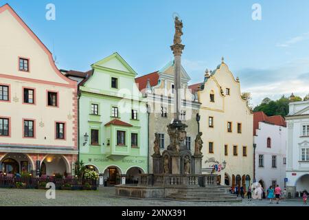 Fontaine et colonne de peste à Namesti Svornosti place dans le centre historique de Cesky Krumlov, site du patrimoine mondial de l'UNESCO, région de Bohême du Sud Banque D'Images