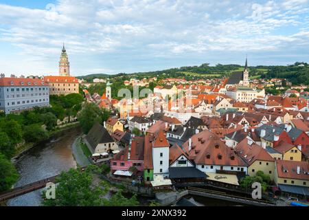 Rivière Vltava par le château d'État et le château Cesky Krumlov en ville, site classé au patrimoine mondial de l'UNESCO, Cesky Krumlov, région de Bohême du Sud Banque D'Images