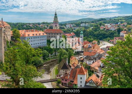 Rivière Vltava par le château d'État et le château Cesky Krumlov en ville, site classé au patrimoine mondial de l'UNESCO, Cesky Krumlov, région de Bohême du Sud Banque D'Images