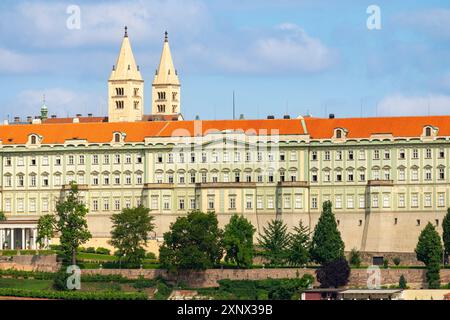 Palais Rosenberg et tours de la basilique George au château de Prague, site du patrimoine mondial de l'UNESCO, Prague, Bohême, République tchèque (Tchéquie), Europe Banque D'Images