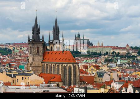 Église notre-Dame avant Tyn et Château de Prague vus de la Tour de poudre, site du patrimoine mondial de l'UNESCO, Prague, Bohême, République tchèque (Tchéquie) Banque D'Images