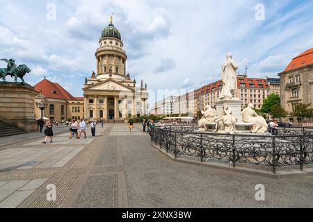 Franzosischer Dom et Schiller Monument au Gendarmenmarkt Square, Mitte, Berlin, Allemagne, Europe Banque D'Images