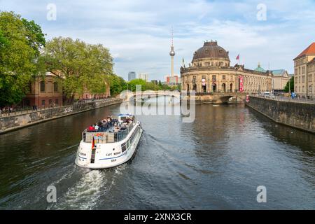 Bateau touristique sur la rivière Spree en direction du musée Bode et de la tour de télévision, l'île aux musées, site du patrimoine mondial de l'UNESCO, Berlin, Allemagne, Europe Banque D'Images